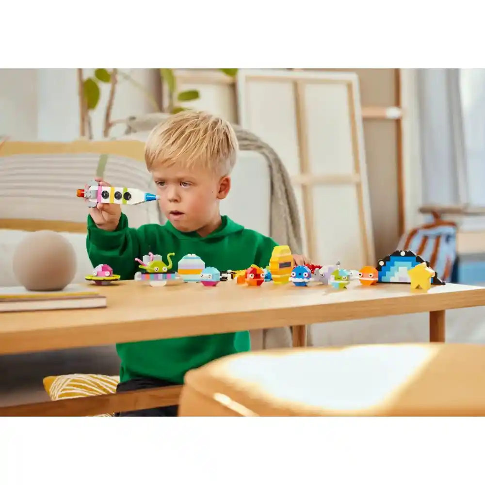 LEGO Classic - Creative Space Planets 450 Pieces - Image 4